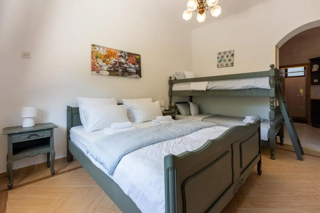 Rose Apartments 0*, Crikvenica