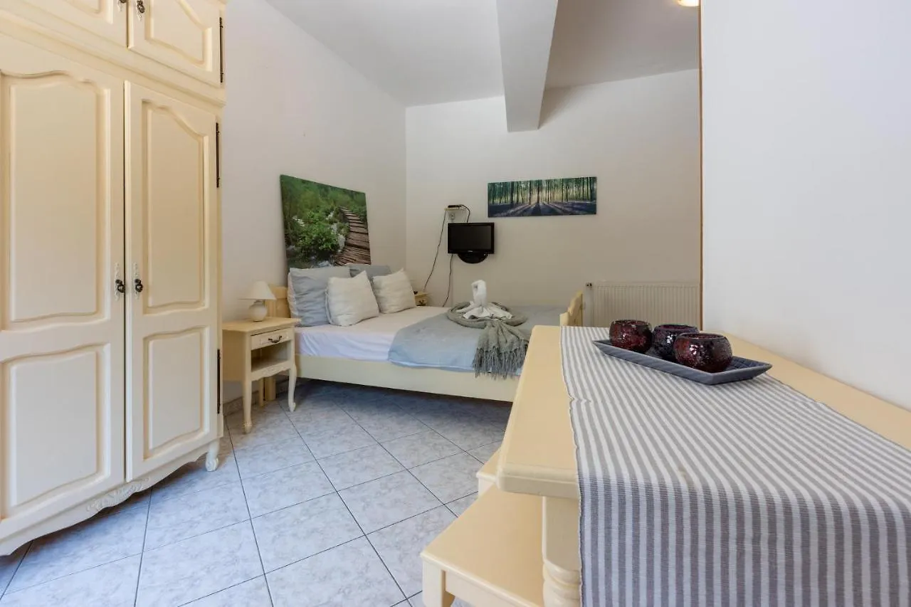 Rose Apartments 0*, Crikvenica